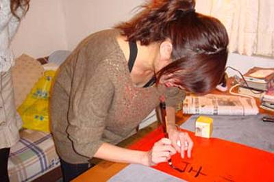 2009 (22).jpg - Jan 10, 2009 老師慶生會(大家一起寫春聯)